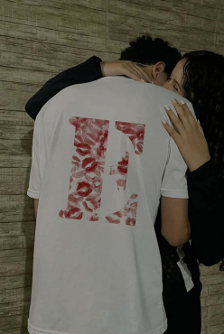 E Harfli Öpücük Kiss Design Tişört E Harfli Öpücük Kiss Design Tişört