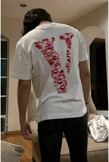 V Harfli Öpücük Kiss Design Tişört
